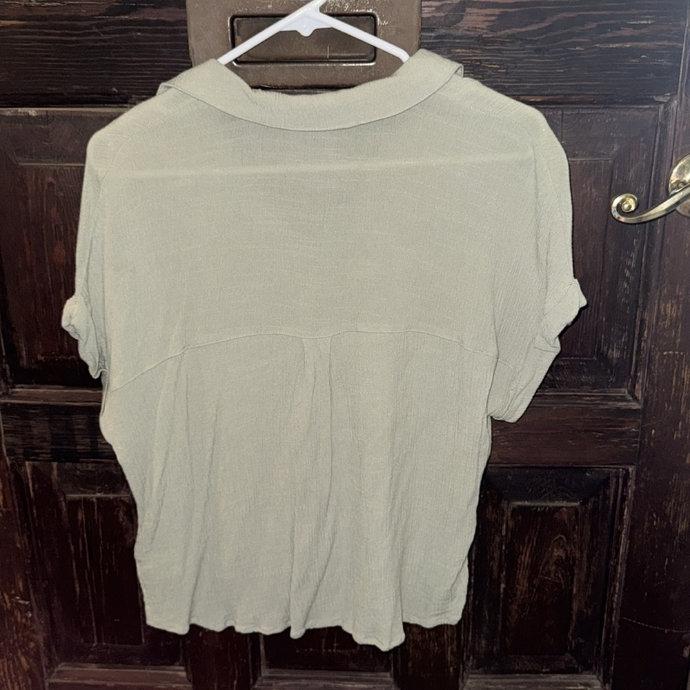 Sage Green Lightweight Button-Detail Women's Shirt Size Medium - Picture 4 of 5